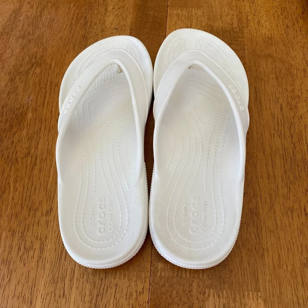Crocs Flip Flop Sandals Men's 9 White Slip On Women's 11 Excellent, Comfort